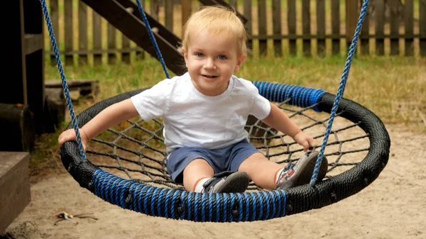 Bonito Menino Sorridente Balançando Balanço Corda Crianças Brincando Livre Crianças — Fotografia de Stock