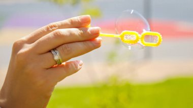 Parkta köpüren sabun köpüklerine yakın çekim