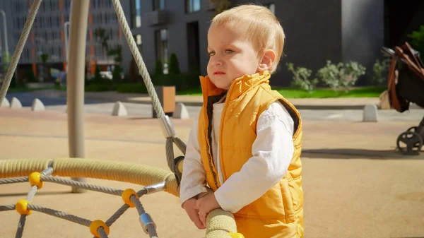 Zdenerwowany Płaczący Chłopczyk Stojący Placu Zabaw Przy Huśtawce Dzieci Bawiące — Zdjęcie stockowe