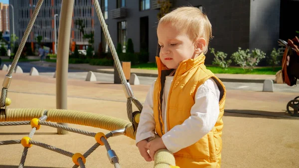 Zdenerwowany Płaczący Chłopczyk Stojący Placu Zabaw Trzymający Huśtawkę — Zdjęcie stockowe