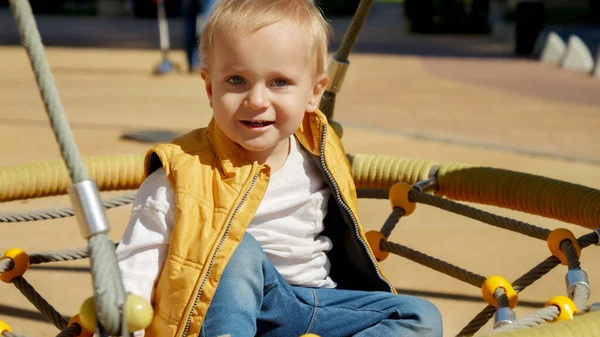 Szczęśliwy Wesoły Chłopiec Kołyszący Się Okrągłym Huśtawce Liny Placu Zabaw — Zdjęcie stockowe