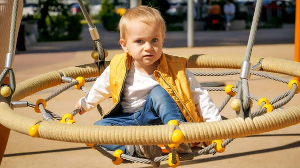Aranyos Kisfiú Aki Körbe Körbe Hintázik Parkban Gyerekek Kültéri Játékkal — Stock Fotó