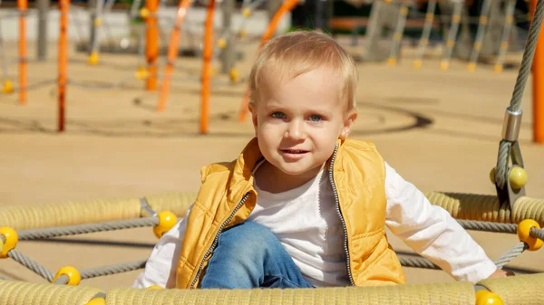 Aranyos Vidám Kisfiú Hintázik Játszótéren Gyerekek Kültéri Játékkal Gyerekek Kint — Stock Fotó
