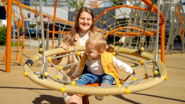 Mãe Feliz Empurrando Balanço Com Seu Filho Bebê Playground Crianças — Fotografia de Stock