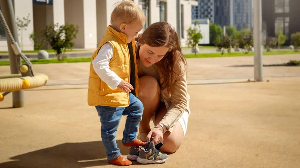 Jonge Zorgzame Moeder Helpen Haar Peuter Zoon Aan Trekken Schoenen — Stockfoto