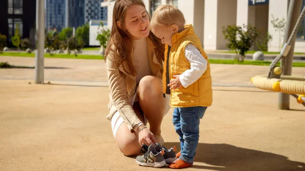Jonge Zorgzame Moeder Die Haar Zoontje Helpt Schoenen Aan Trekken — Stockfoto