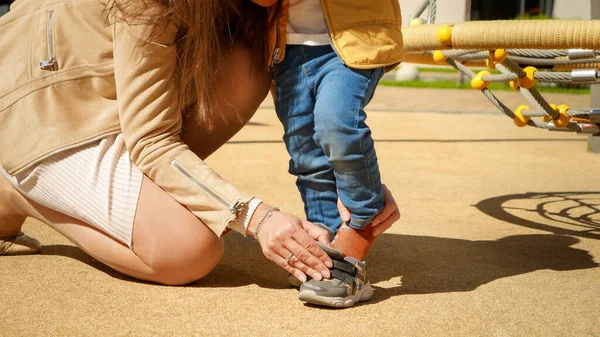 母親の閉鎖彼女の赤ちゃんの息子に靴を屋外に置く 屋外で遊ぶ子供たち 外で子供たち 夏休みや休暇 — ストック写真