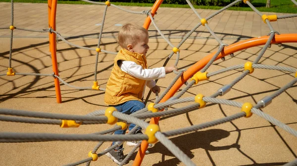 Kisfiú Felmászott Pókhálóra Játszótéren Gyerekek Kültéri Játékkal Gyerekek Kint Nyári — Stock Fotó