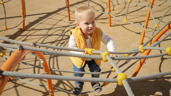 Słodki Chłopczyk Bawiący Się Placu Zabaw Wspinający Się Pajęczynie Liny — Zdjęcie stockowe