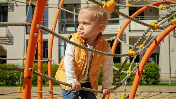 Carino Bambino Che Sorride Diverte Salire Corde Reti Nel Parco — Foto Stock
