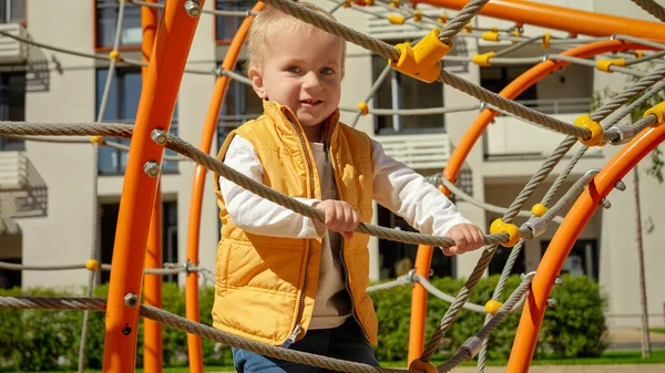 Słodki Chłopiec Stojący Linowej Pajęczynie Placu Zabaw Dzieci Bawiące Się — Zdjęcie stockowe