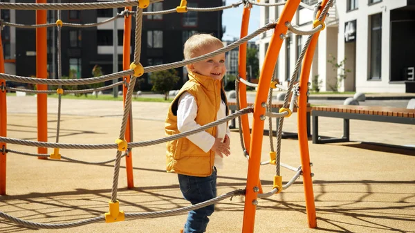 Lindo Niño Riendo Feliz Divirtiéndose Patio Recreo Con Cuerdas Redes — Foto de Stock