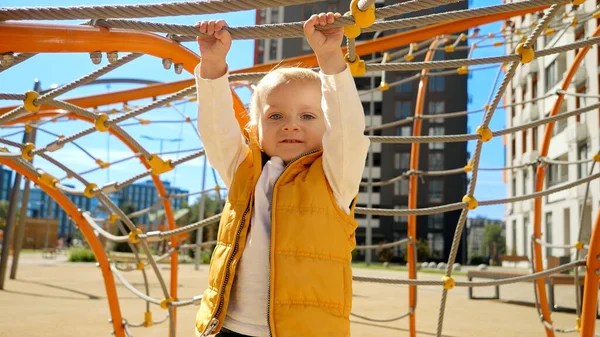 Bonito Menino Pendurado Corda Parque Infantil Crianças Brincando Livre Crianças — Fotografia de Stock