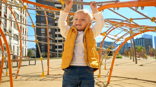 Słodki Chłopiec Wspinający Się Sieci Linowe Biegający Placu Zabaw Dzieci — Zdjęcie stockowe