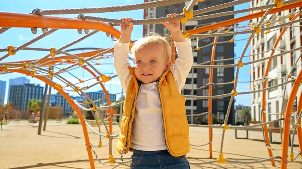 Portret Van Een Schattig Jongetje Hangend Speelplaats Nieuwe Achtertuin Kinderen — Stockfoto