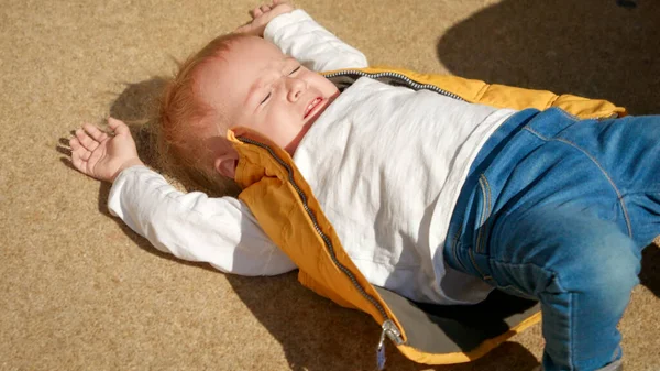 とても動揺した赤ん坊の男の子が泣いて路上で地面に落ちます 動揺する子供たち負の感情子供の問題 — ストック写真
