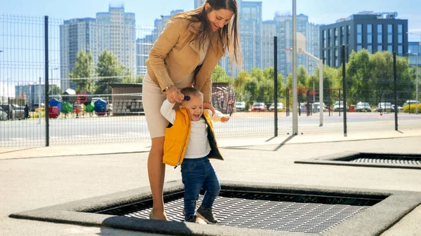 Çocuk Parkında Annesi Trambolinde Zıplayan Mutlu Bir Çocuk Mutlu Ebeveynlik — Stok fotoğraf