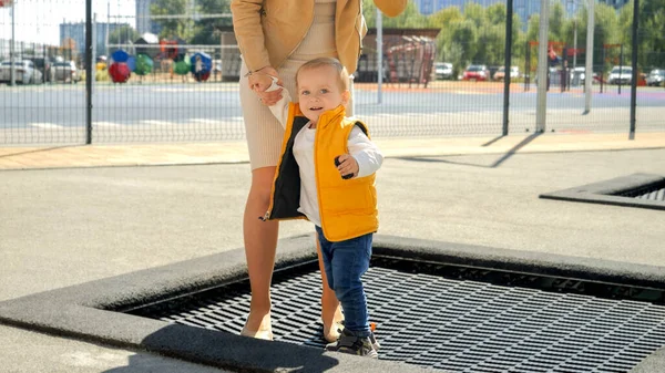 Gelukkige Moeder Met Zoontje Springt Speelt Trampoline Achtertuin Gelukkig Ouderschap — Stockfoto