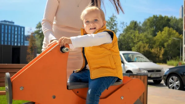 Słodki Chłopiec Jadący Wiosennym Rowerze Placu Zabaw Szczęśliwe Rodzicielstwo Rodzina — Zdjęcie stockowe