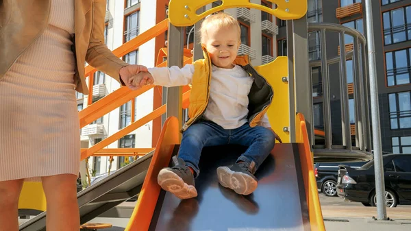 Kleiner Junge Mit Mutter Auf Der Rutsche Auf Dem Spielplatz — Stockfoto