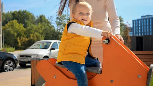 Little Maluch Chłopiec Zabawy Jazdy Wiosnę Rider Placu Zabaw — Zdjęcie stockowe
