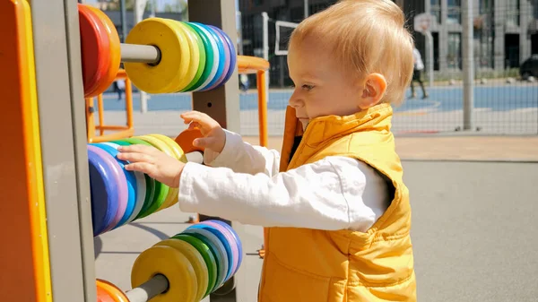 Retrato Menino Brincando Com Abacus Colorido Playground Desenvolvimentos Das Crianças — Fotografia de Stock