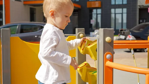 Mały Chłopiec Bawiący Się Kolorowym Liczydłem Cegłami Placu Zabaw Rozwój — Zdjęcie stockowe