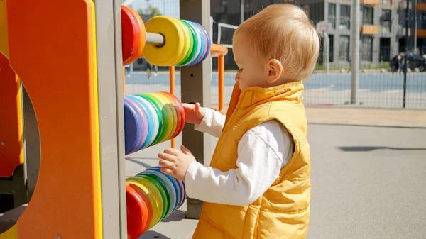 Netter Kleiner Junge Der Auf Dem Spielplatz Mit Bunten Abakus — Stockfoto