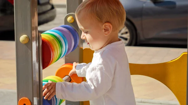 Χαρούμενο Χαμογελαστό Αγοράκι Που Διασκεδάζει Στην Παιδική Χαρά Παίζοντας Τον — Φωτογραφία Αρχείου