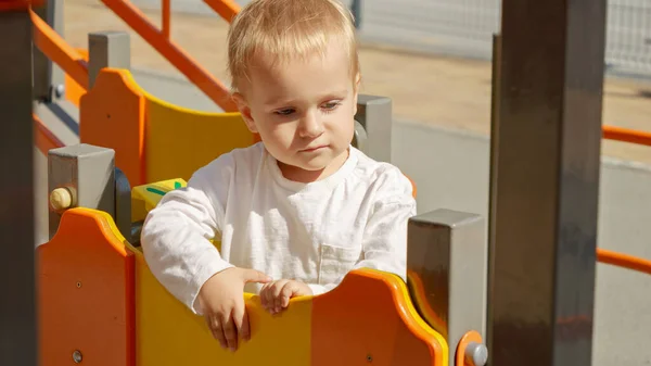 Słodki Chłopiec Spacerujący Kolorowym Placu Zabaw Podwórku Rozwój Dzieci Edukacja — Zdjęcie stockowe