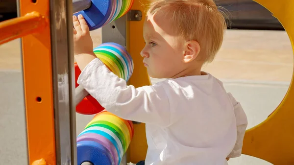 Χαριτωμένο Μωρό Μαθαίνουν Πώς Χρησιμοποιούν Και Παίζουν Πολύχρωμο Άβακα Ανάπτυξη — Φωτογραφία Αρχείου
