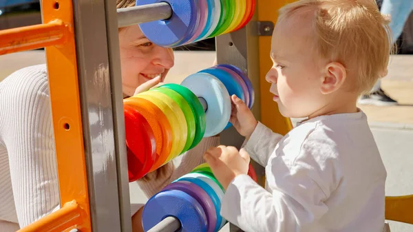 Glad Leende Mor Med Liten Pojke Leker Med Färgglada Abacus — Stockfoto
