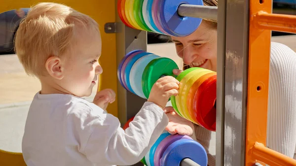 Söt Pojke Leker Med Sin Mamma Lekplatsen Med Abacus Utveckling — Stockfoto