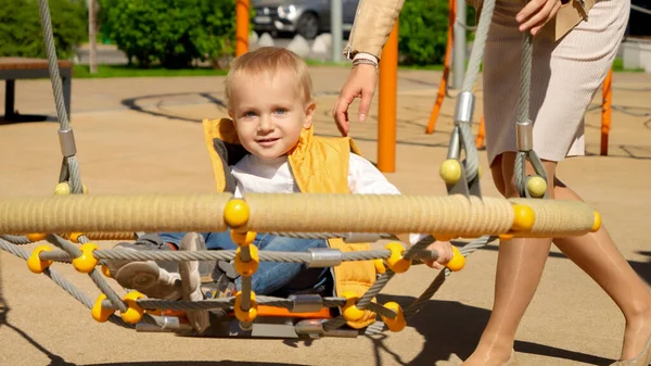 Netter Kleiner Junge Schaukelt Mit Mutter Spinnennetzschaukel Auf Spielplatz Kinder — Stockfoto
