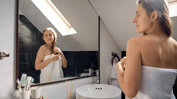 Bir Kadın Havluyla Kaplı Bir Şekilde Banyoda Dikiliyor Aynada Kendine — Stok fotoğraf