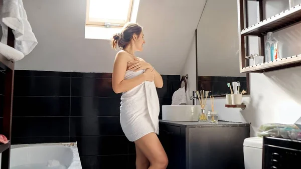Donna Avvolta Asciugamano Piedi Bagno Guardarsi Allo Specchio Igiene Personale — Foto Stock