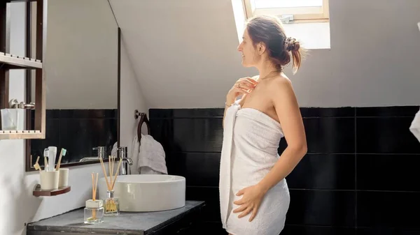 Frau Die Einer Badewanne Steht Ein Handtuch Gehüllt Und Sich — Stockfoto
