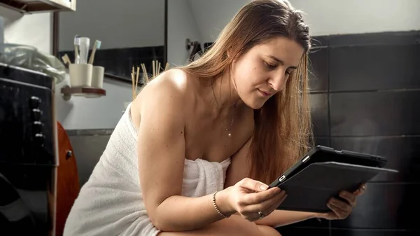 Tuvalette Oturup Tablet Bilgisayar Kullanan Bir Kadın Çalışabilme Öğrenebilme Fikri — Stok fotoğraf