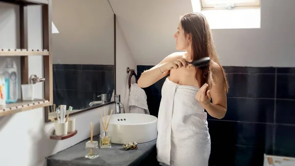 Havluya Sarılmış Bir Kadın Küvete Girmiş Aynanın Önünde Uzun Saçlarıyla — Stok fotoğraf