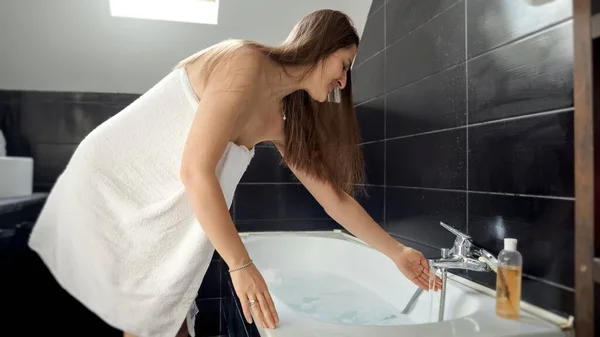수건으로 여자가 욕조에 뜨거운 — 스톡 사진