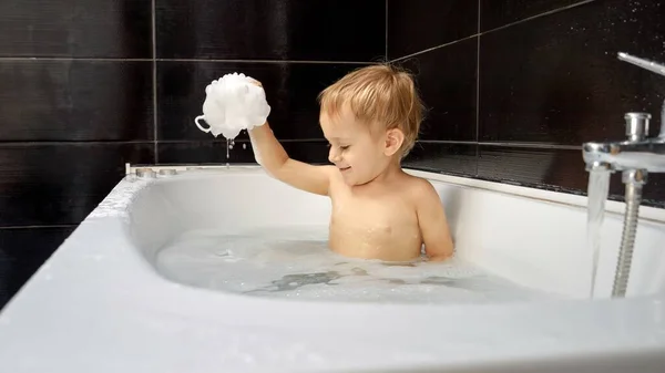 Feliz Niño Sonriente Divirtiéndose Lavándose Baño Importancia Los Buenos Hábitos — Foto de Stock