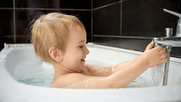Mutlu Gülümseyen Çocuk Banyo Yaparken Muslukla Oynuyor Eğleniyor Bebekler Için — Stok fotoğraf