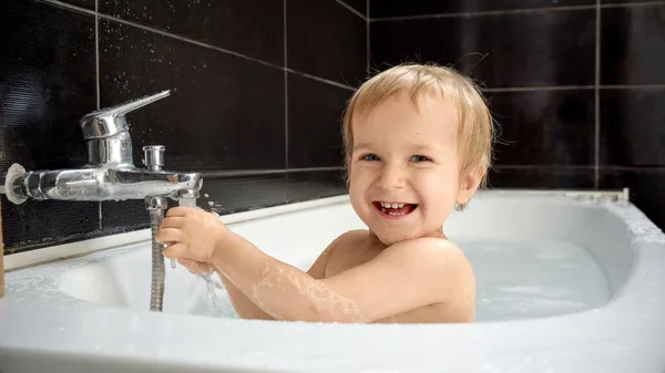 Feliz Niño Riendo Disfrutando Tiempo Baño Jugando Con Grifo Agua — Foto de Stock