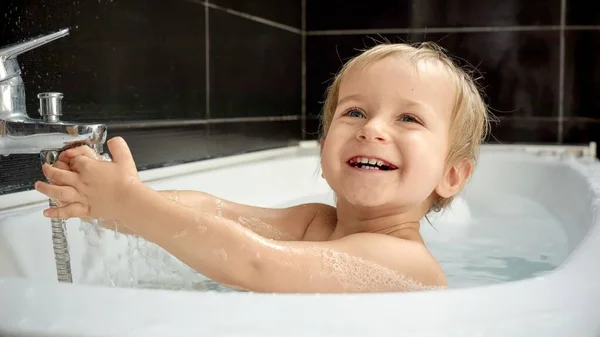 Lindo Niño Sonriente Divirtiéndose Jugando Baño Con Esponja Agua Espuma — Foto de Stock