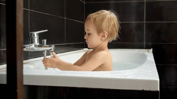 Niño Disfrutando Tiempo Baño Pasar Buen Rato Jugando Con Agua — Foto de Stock