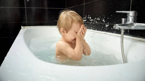 Küçük Tatlı Çocuk Banyoda Oyun Oynayıp Meraklı Elleriyle Suyu Keşfederken — Stok fotoğraf