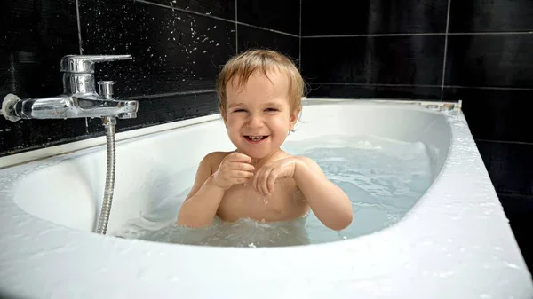 Emoción Del Niño Durante Hora Del Baño Mientras Patea Salpica — Foto de Stock