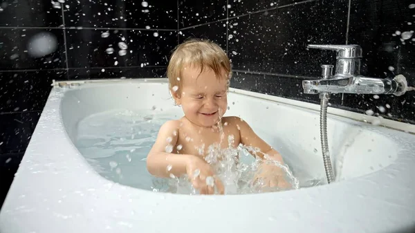 Niño Sonriente Que Divierte Baño Con Agua Espuma Desarrollar Buenas — Foto de Stock