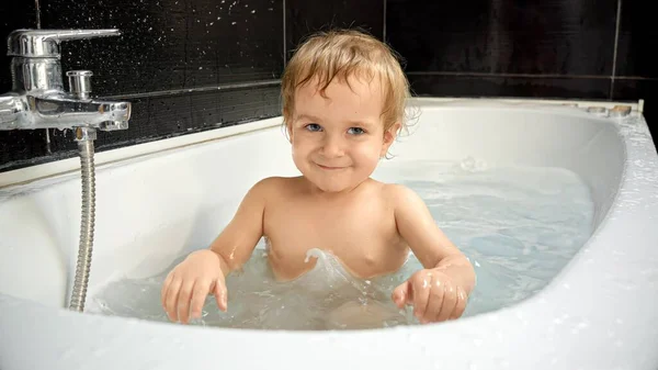 Радість Маленького Хлопчика Весела Коли Він Грайливо Бризкає Воду Створюючи — стокове фото