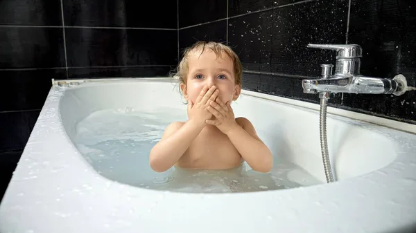 Pura Alegría Hora Del Baño Para Los Bebés Como Niño — Foto de Stock
